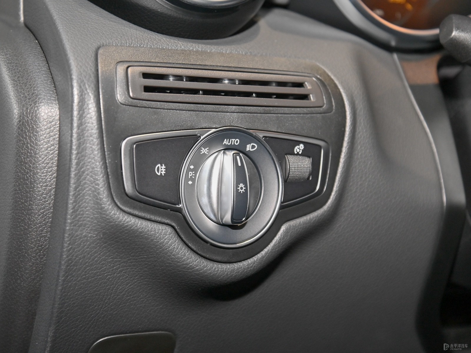 2021款奔驰GLC 260 4MATIC轿跑SUV内饰 智能科技与家用电器般的便捷体验